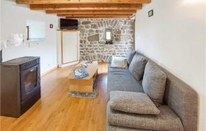 Maisons de vacances Amazing Home In Essertines-en-chtelne With 3 Bedrooms : photos des chambres