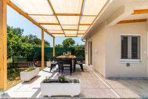 Holiday house Kristina with jacuzzi pool only for you