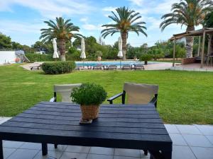 Kinetious Nisous Stylish Apt, Pool, near the Beach