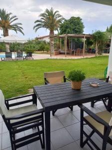 Kinetious Nisous Stylish Apt, Pool, near the Beach