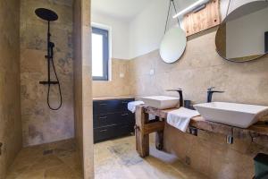 Maisons de vacances Combe Jolie, piscine, jacuzzi, wifi : photos des chambres