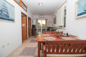 Two-Bedroom Apartment with Garden View room in Lola's Apartments