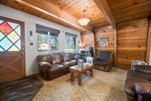 A Beary Happy Cabin - Charming gambrel style home within minutes of the Lake and The Village