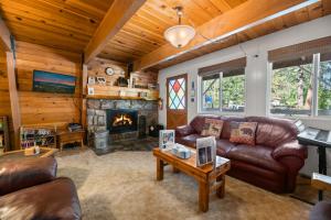A Beary Happy Cabin - Charming gambrel style home within minutes of the Lake and The Village
