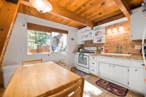 A Beary Happy Cabin - Charming gambrel style home within minutes of the Lake and The Village