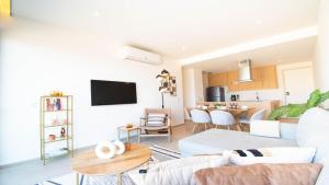Brand New Condo Aria Ocean 614 by Kivoya
