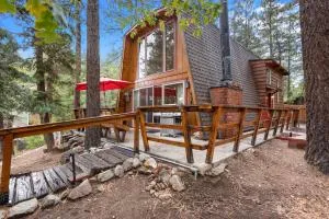 Zen Den - Beautiful A-frame cabin with classic brick wood burning fireplace and a hot tub - Moonridge