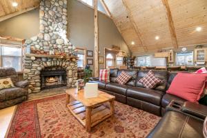 Abes Cool Cabin - Nice luxury home with a game room, hot tub, and pool table