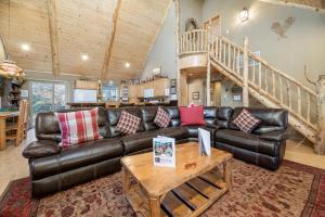 Abes Cool Cabin - Nice luxury home with a game room, hot tub, and pool table