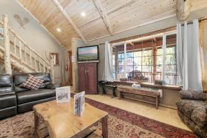 Abes Cool Cabin - Nice luxury home with a game room, hot tub, and pool table