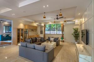 SaffronStays RiverFront Manor, 5-BDR pool villa by Pej River