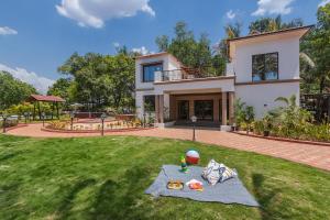SaffronStays RiverFront Manor, 5-BDR pool villa by Pej River