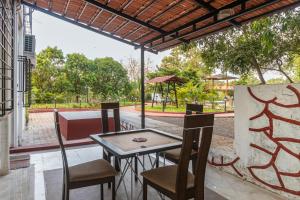 SaffronStays RiverFront Manor, 5-BDR pool villa by Pej River