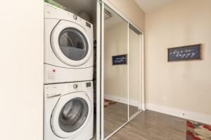 Luxury 1BR Condo - King Bed - Stunning City Views