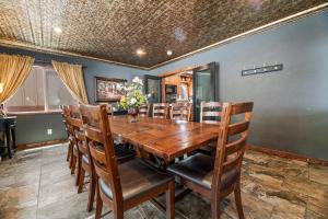 Boulder Bay Park Lakefront - Across the street from the lake and Boulder Bay Park! Hot tub!