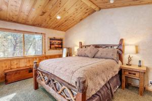 Ursa Major Retreat - minutes to the slops with incredible mountain views!