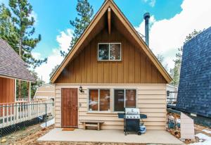 Twin Bear - Cozy and convenient, relaxing cabin with a nice fenced yard and a BBQ