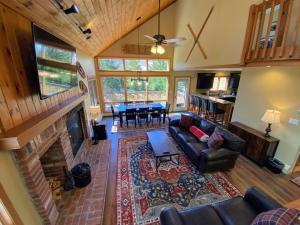 New Property! Updated 3 bed 3 bath condo with mountain ski slope views in Bretton Woods