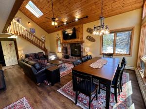 New Property! Updated 3 bed 3 bath condo with mountain ski slope views in Bretton Woods