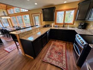 New Property! Updated 3 bed 3 bath condo with mountain ski slope views in Bretton Woods