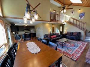 New Property! Updated 3 bed 3 bath condo with mountain ski slope views in Bretton Woods