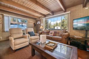 Glenview Getaway - Cozy farm house! Walking distance to the lake!