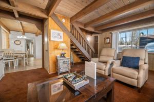 Glenview Getaway - Cozy farm house! Walking distance to the lake!