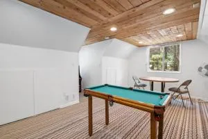 Gnome Chalet - Charming Big Bear country home! Amazing craftsmanship and with a Fenced Yard! - Moonridge