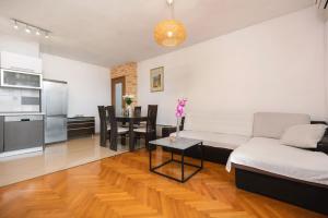 City Vibe & Free Garage