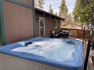 Buffalo Crossing - Spacious mountain home with game room and a hot tub for everyone to enjoy!