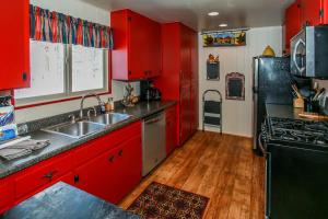 Buffalo Crossing - Spacious mountain home with game room and a hot tub for everyone to enjoy!