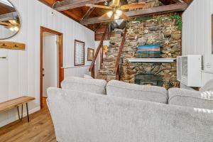 The Vintage Bear Cabin - wonderful, well appointed cabin with a native rock fireplace!