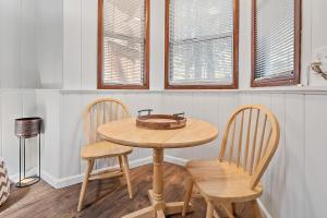The Vintage Bear Cabin - wonderful, well appointed cabin with a native rock fireplace!