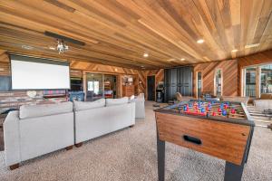 Grand Lakefront Escape - Gorgeous Lakefront home with Hot Tub and Game Room!