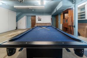 Avalon Retreat - A well-furnished cabin with a pool table and a Hot Tub!