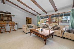 Avalon Retreat - A well-furnished cabin with a pool table and a Hot Tub!
