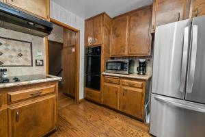 Avalon Retreat - A well-furnished cabin with a pool table and a Hot Tub!