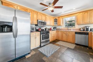 BB Lake View Lodge - Gorgeous Lakeviews, Hot Tub, Jetted Tub, and Firepit!