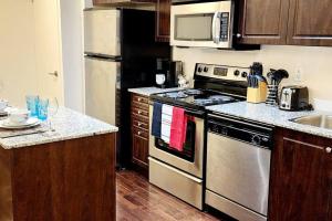 Lakeview Condo in Downtown with Free Parking.