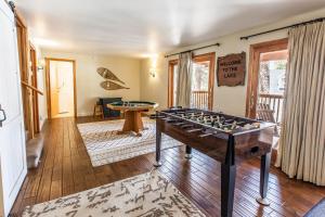 Bear Claw Cabin - Perfect location with an amazing game room and hot tub!