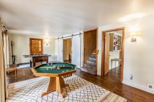 Bear Claw Cabin - Perfect location with an amazing game room and hot tub!