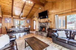 Bear Claw Cabin - Perfect location with an amazing game room and hot tub!