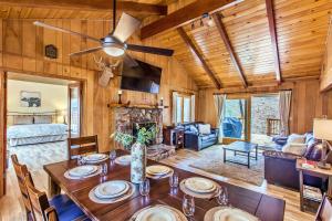 Bear Claw Cabin - Perfect location with an amazing game room and hot tub!