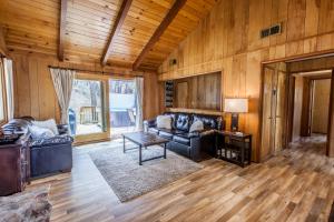 Bear Claw Cabin - Perfect location with an amazing game room and hot tub!