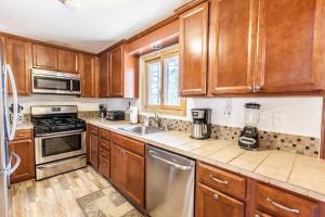 Bear Claw Cabin - Perfect location with an amazing game room and hot tub!