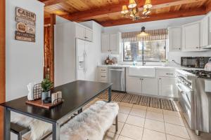 The Lakehouse Cabin - Located close to the Lake! Hot Tub, Smart TV, and WiFi!