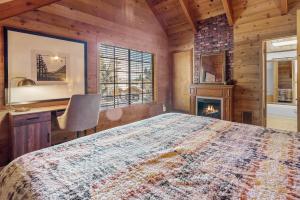 The Lakehouse Cabin - Located close to the Lake! Hot Tub, Smart TV, and WiFi!