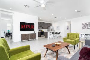 Stylish & Bright Gem ~ King/Queen Beds ~ Backyard!