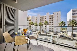 Bright Modern Beachside Apartment with Pool & Seaview