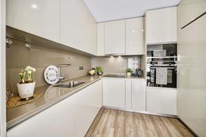 Bright Modern Beachside Apartment with Pool & Seaview